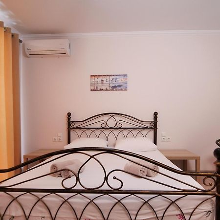 Vironas Hotel Himare Bagian luar foto