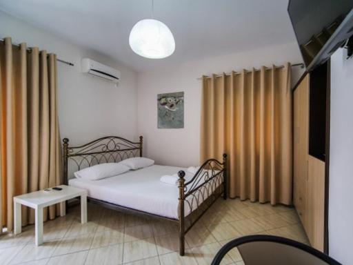 Vironas Hotel Himare Bagian luar foto