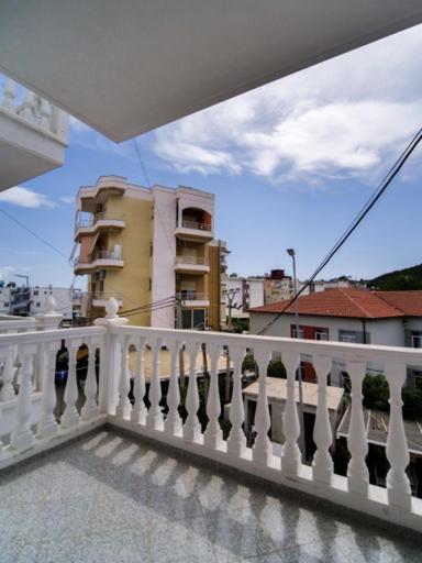 Vironas Hotel Himare Bagian luar foto