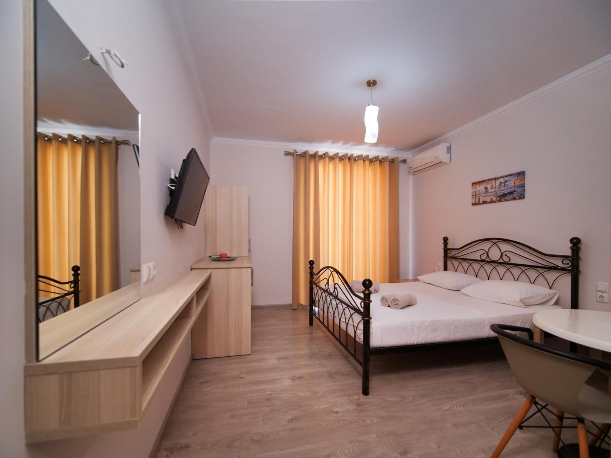 Vironas Hotel Himare Bagian luar foto