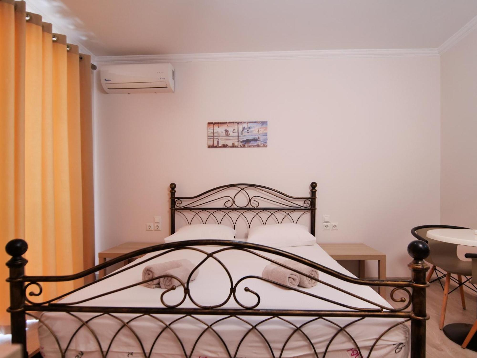 Vironas Hotel Himare Bagian luar foto