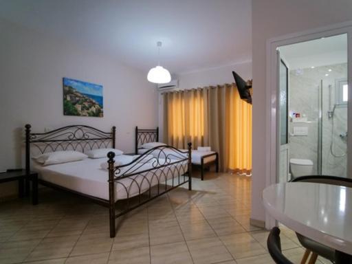 Vironas Hotel Himare Bagian luar foto
