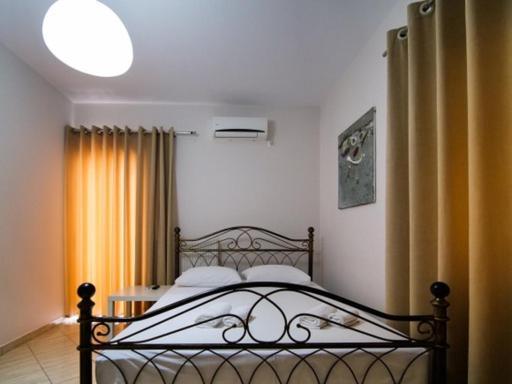 Vironas Hotel Himare Bagian luar foto